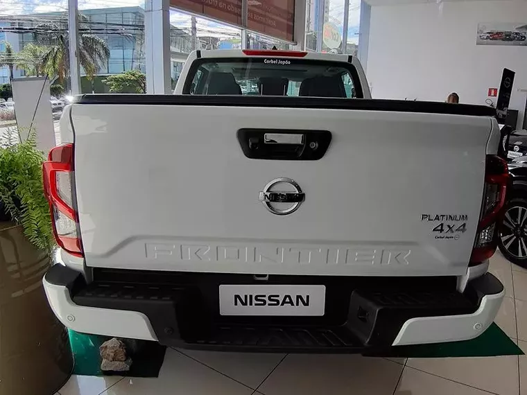 Nissan Frontier Branco 2