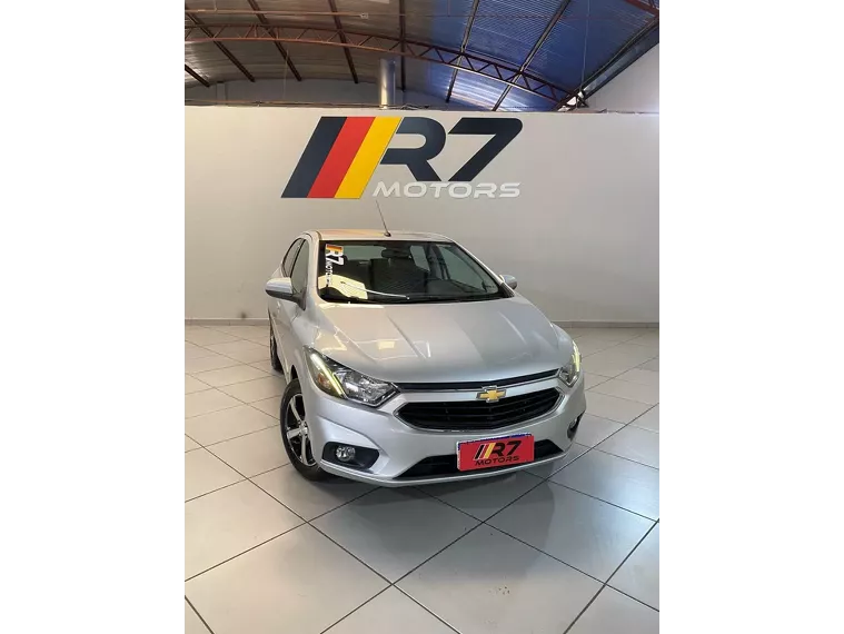 Chevrolet Onix Prata 3