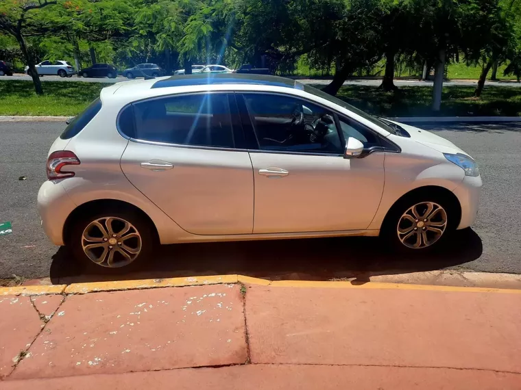 Peugeot 208 Branco 3