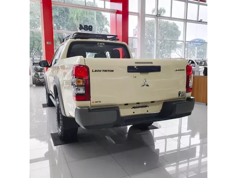 Mitsubishi L200 Triton Bege 15