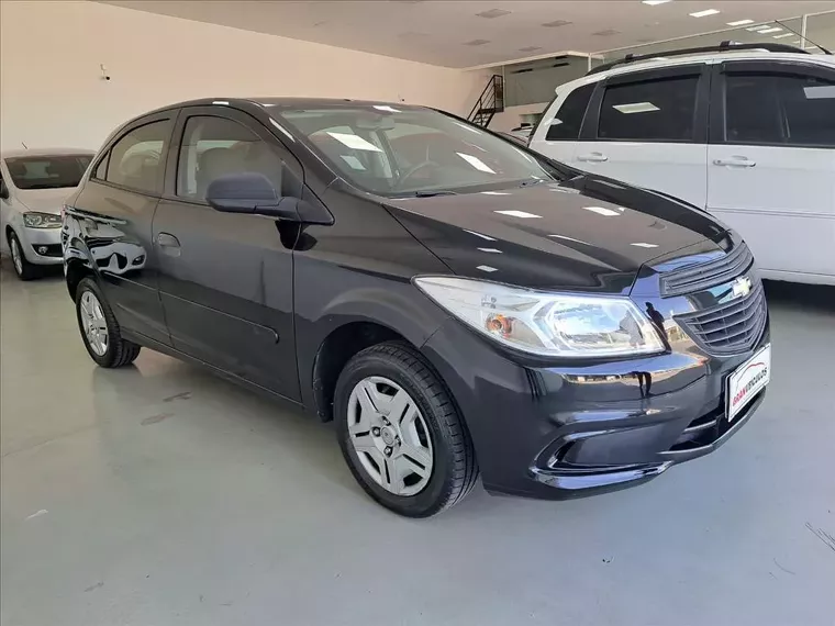 Chevrolet Onix Preto 1