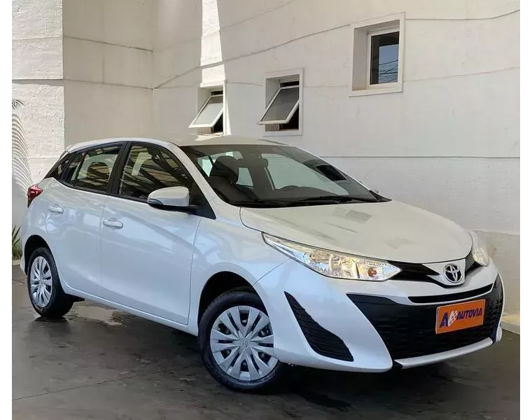 Toyota Yaris Branco 13