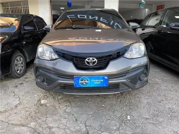 Toyota Etios Cinza 6