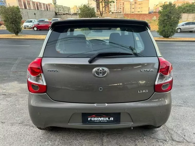 Toyota Etios Cinza 5