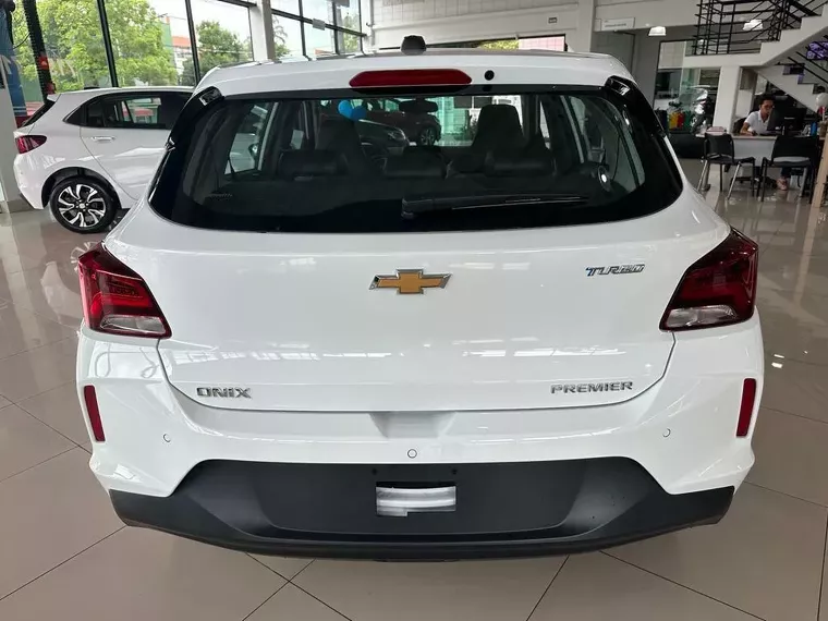 Chevrolet Onix Branco 6