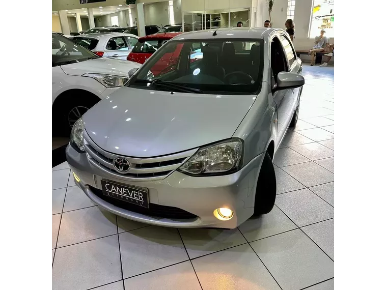 Toyota Etios Prata 2