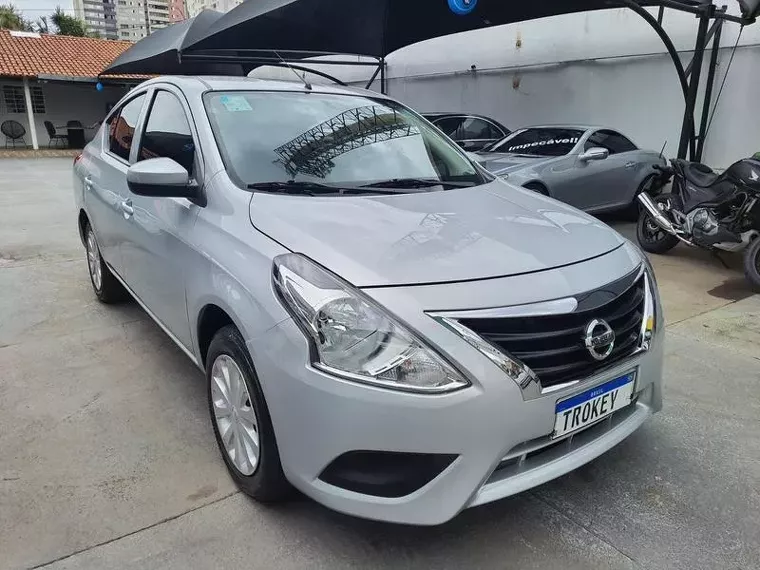 Nissan Versa Prata 7