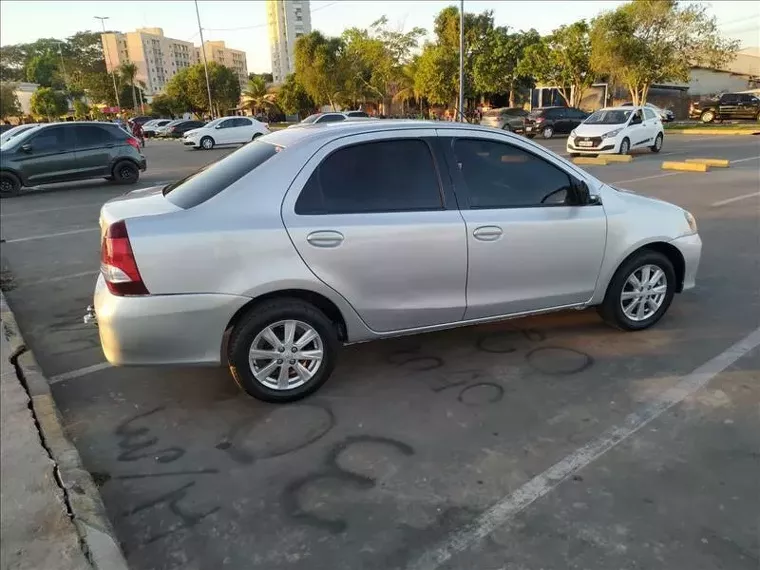 Toyota Etios Prata 6