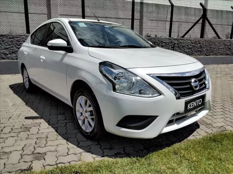 Nissan Versa Branco 9