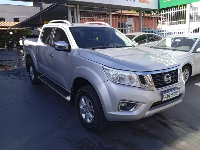 Nissan Frontier Prata 2