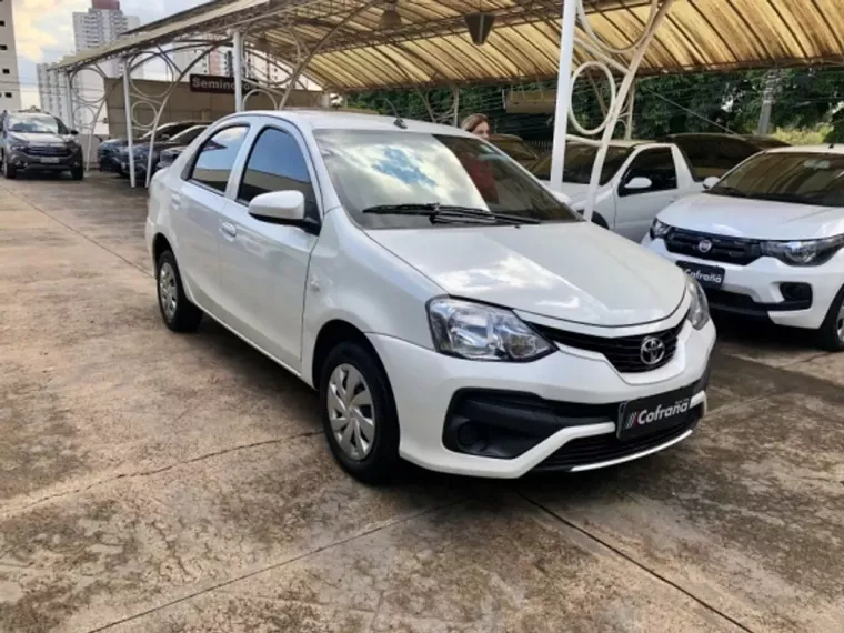 Toyota Etios Branco 1