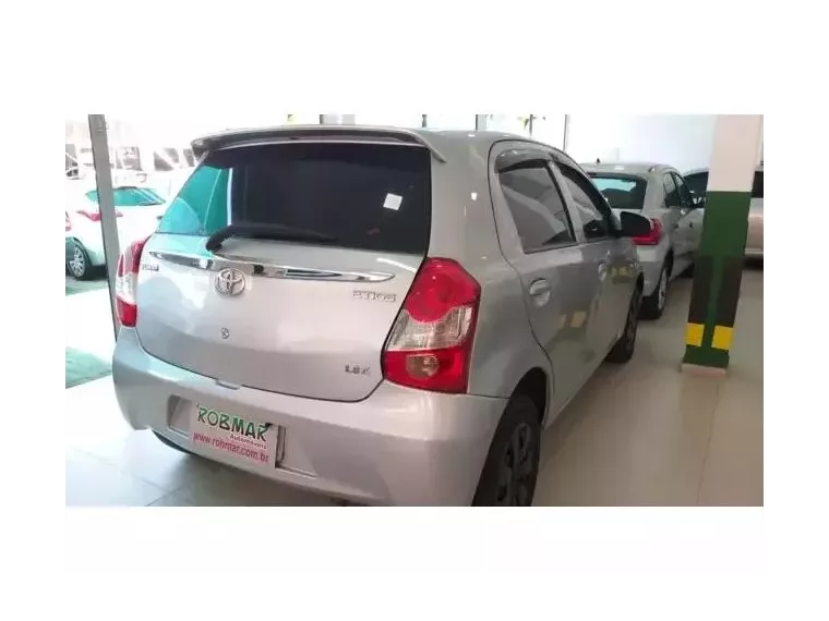 Toyota Etios Prata 6