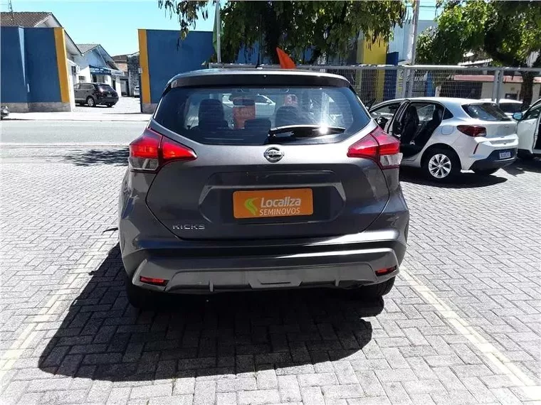 Nissan Kicks Cinza 2