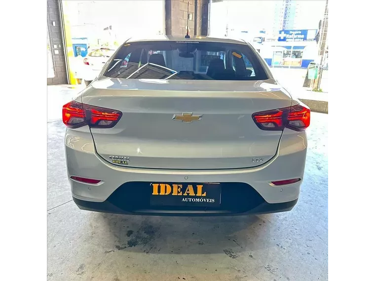 Chevrolet Onix Prata 3