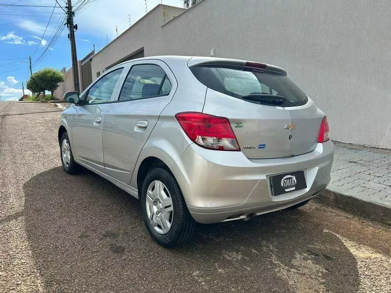 Chevrolet Onix Prata 3