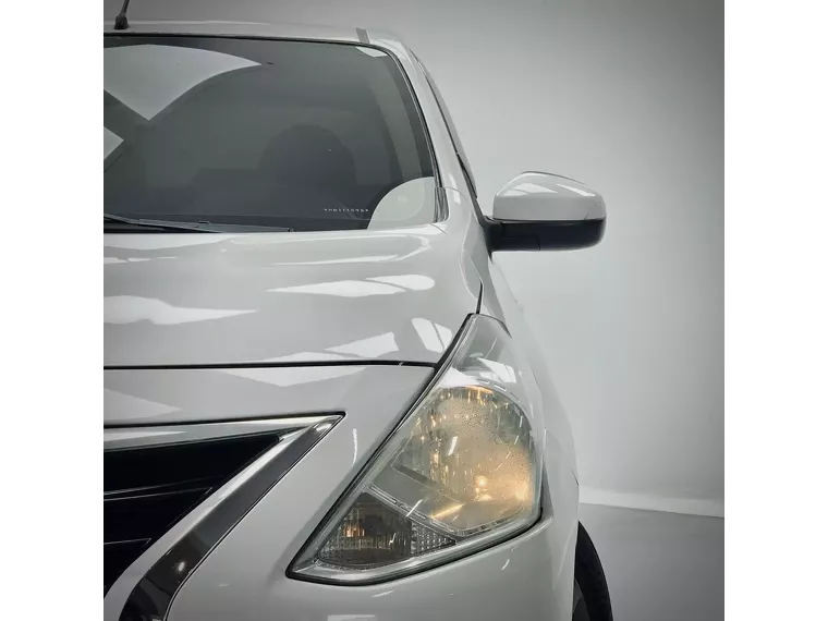 Nissan Versa Branco 22