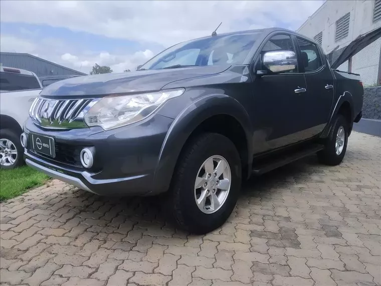 Mitsubishi L200 Triton Cinza 7