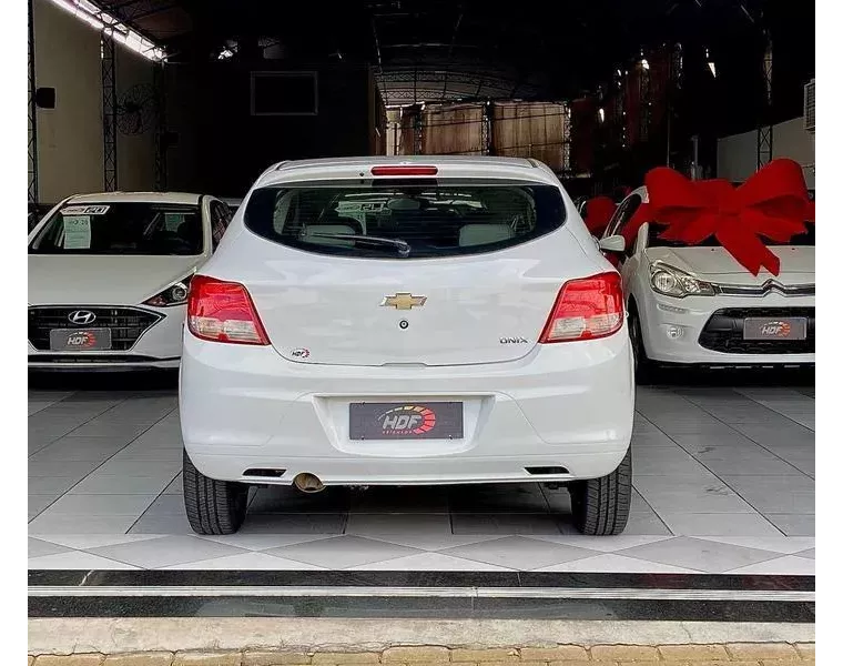 Chevrolet Onix Branco 1