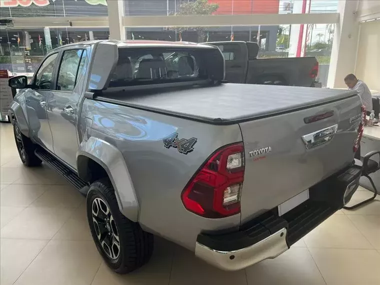 Toyota Hilux Prata 3