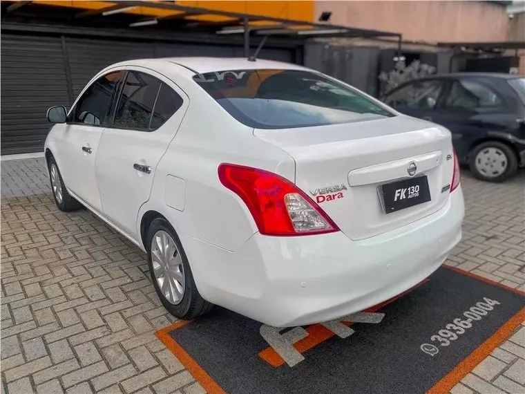 Nissan Versa Branco 12