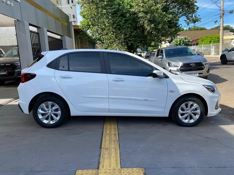 Chevrolet Onix Branco 12