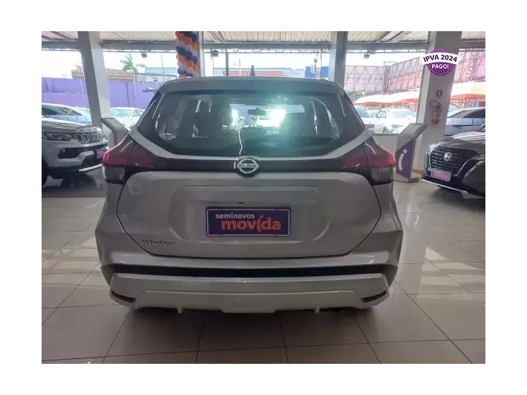 Nissan Kicks Prata 8