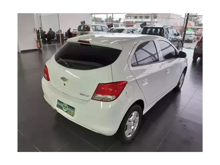 Chevrolet Onix Branco 3