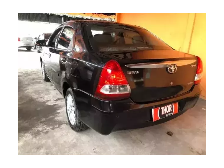 Toyota Etios Preto 9