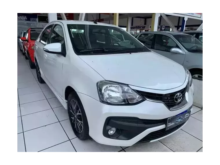 Toyota Etios Branco 4