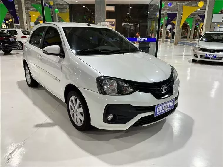 Toyota Etios Branco 1