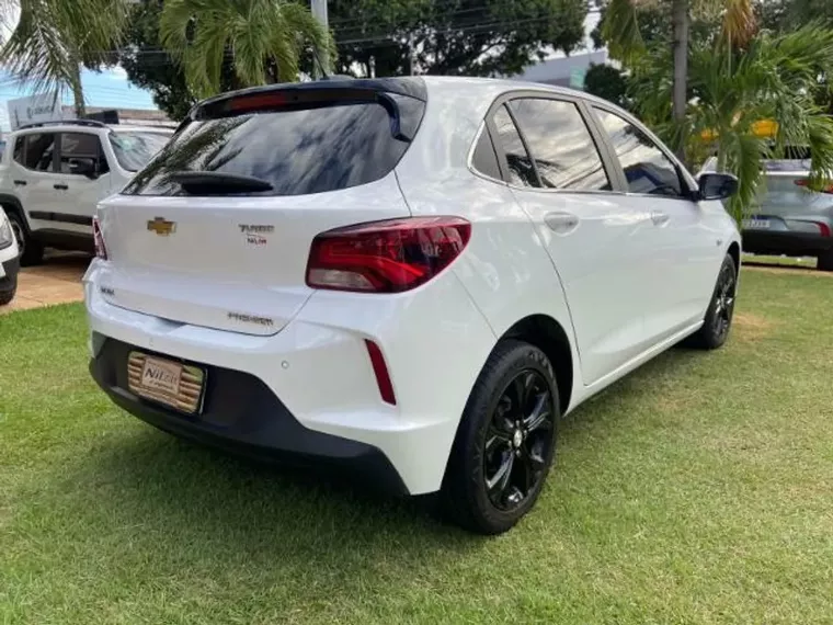 Chevrolet Onix Branco 2