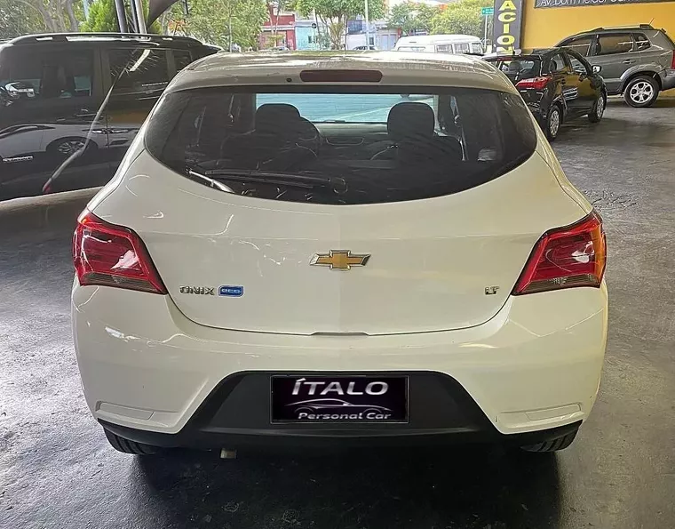 Chevrolet Onix Branco 9