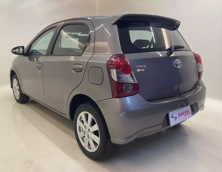 Toyota Etios Cinza 9