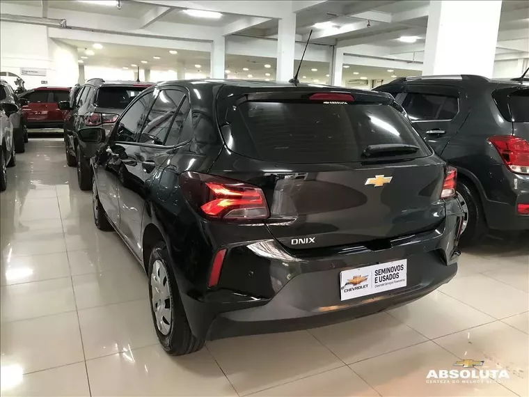 Chevrolet Onix Preto 7