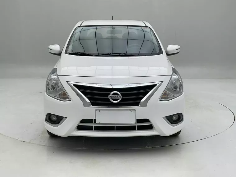 Nissan Versa Branco 14