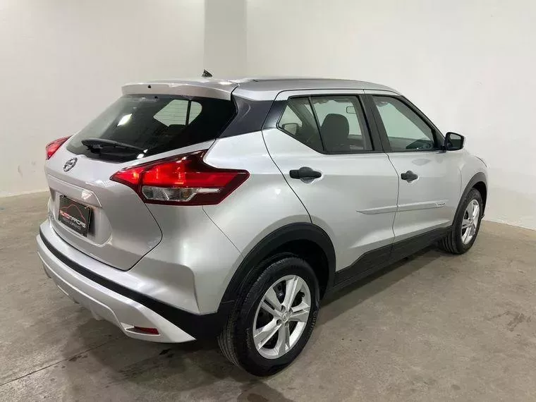 Nissan Kicks Prata 11