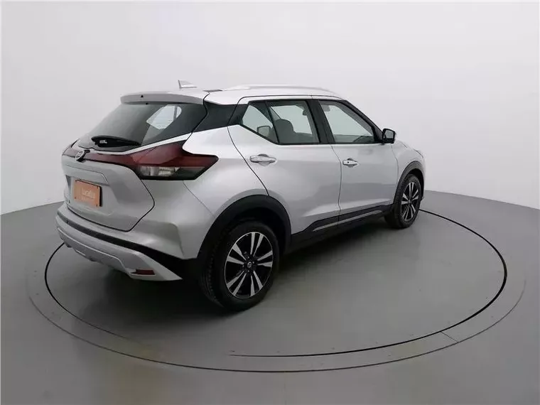 Nissan Kicks Prata 8