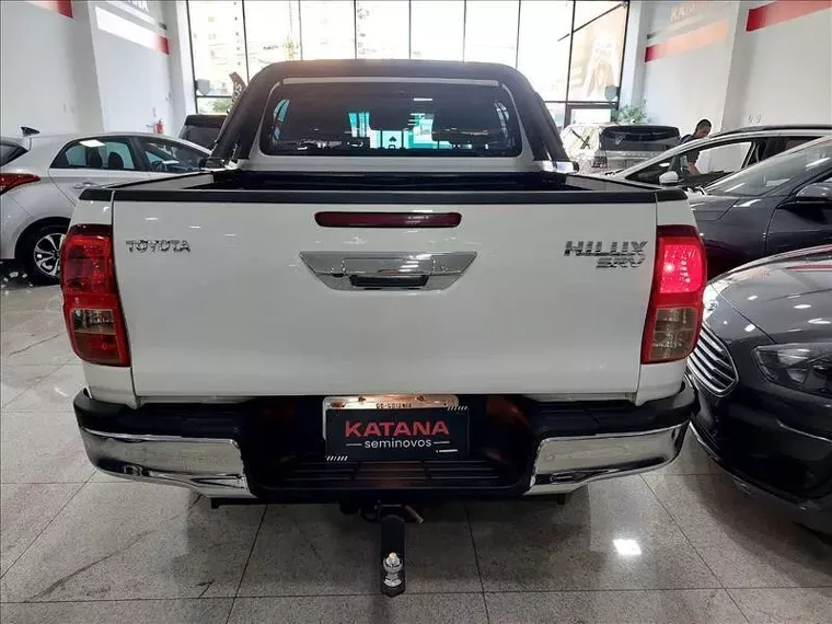 Toyota Hilux Branco 11