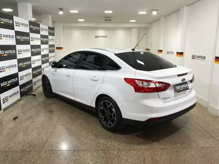 Ford Focus Branco 10