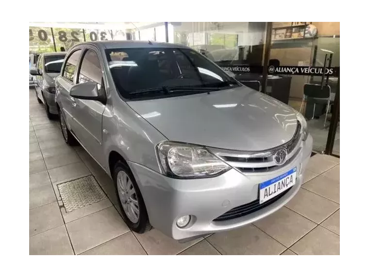 Toyota Etios Prata 3