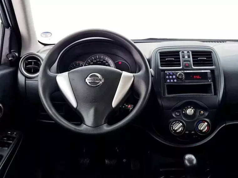 Nissan Versa Branco 12