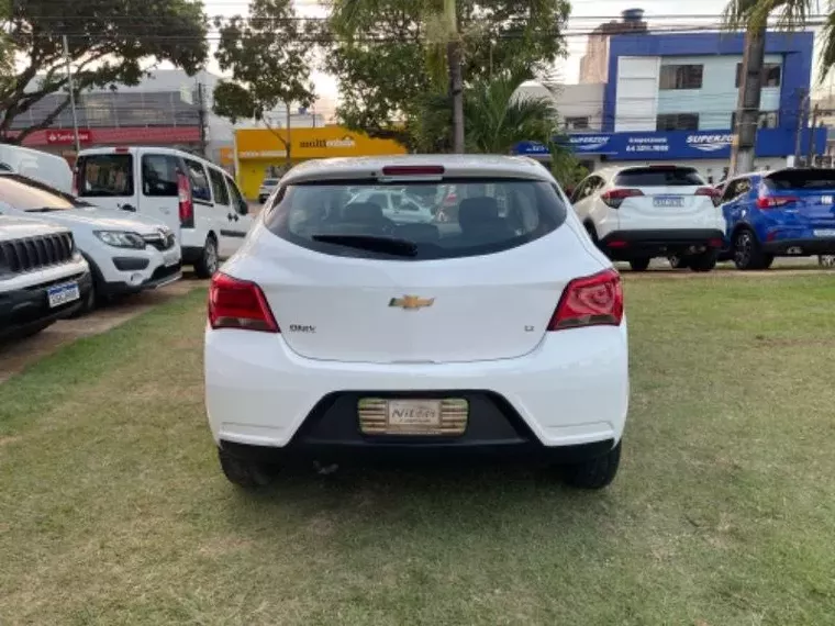 Chevrolet Onix Branco 5