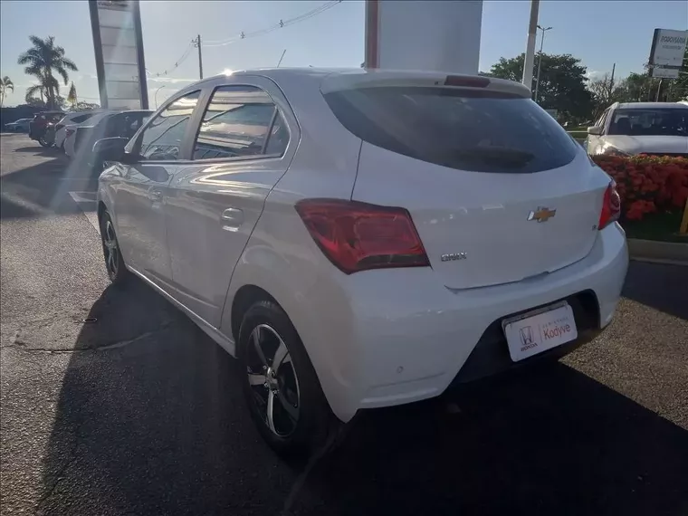 Chevrolet Onix Branco 6