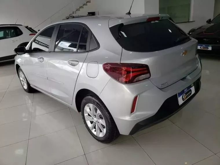 Chevrolet Onix Prata 14