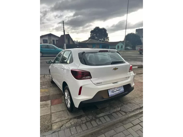 Chevrolet Onix Branco 7