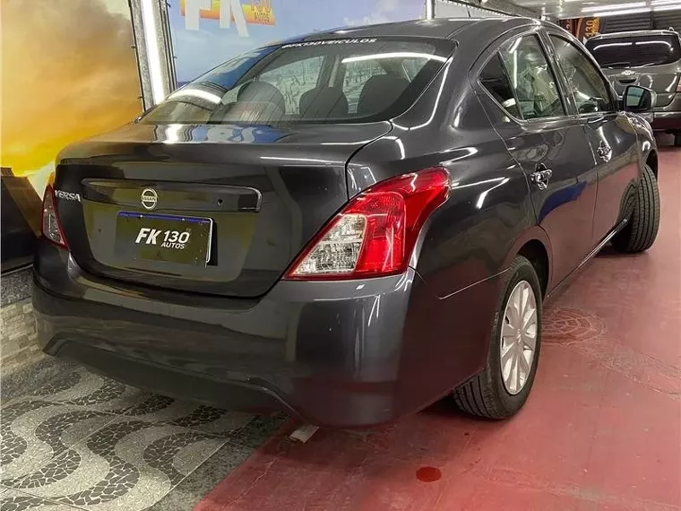 Nissan Versa Cinza 12