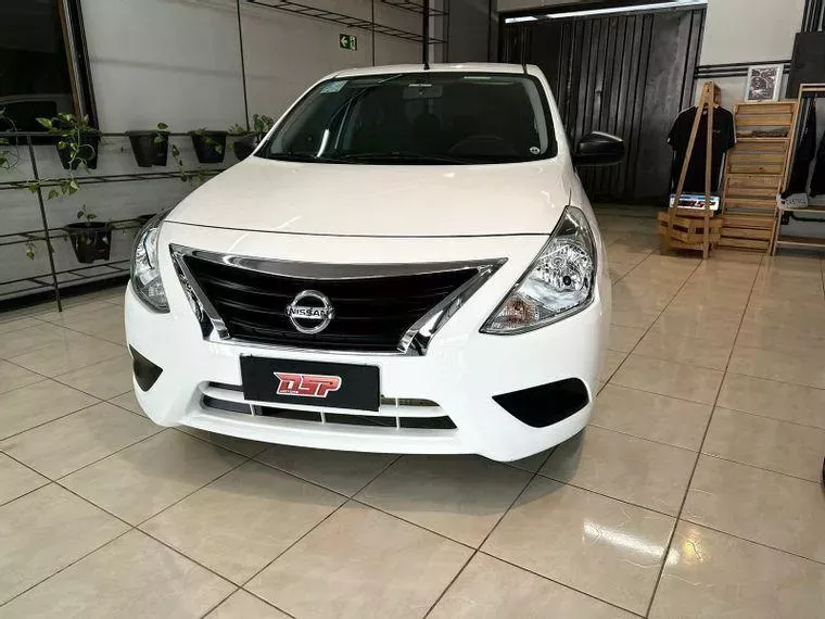 Nissan Versa Branco 2