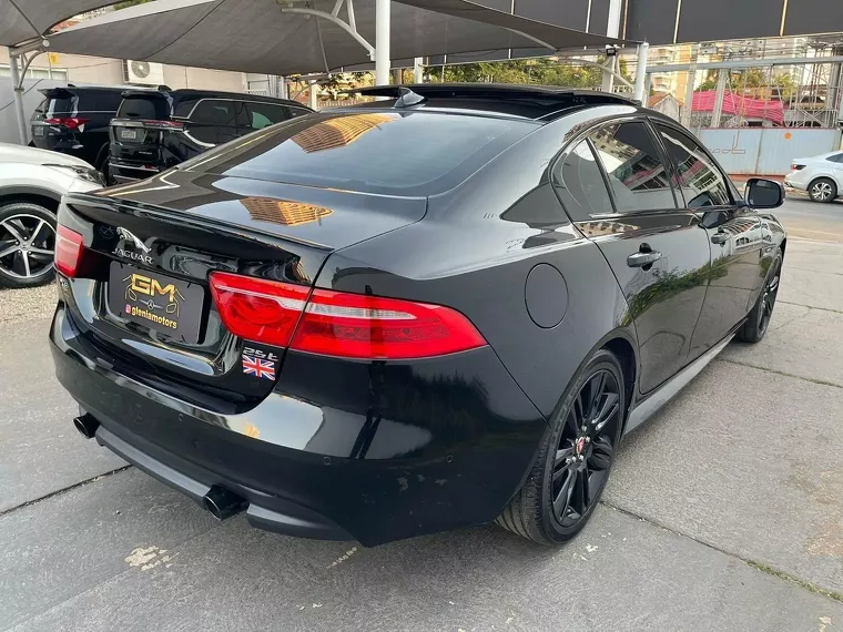 Jaguar XE Preto 5