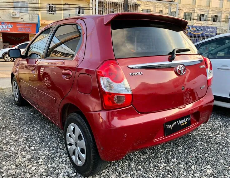 Toyota Etios Vermelho 8