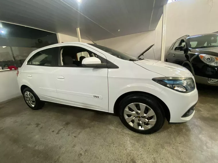 Chevrolet Onix Branco 1